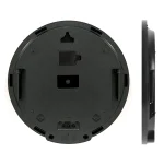 Vista inferior de um dispositivo circular preto com várias aberturas e conectores, mostrando detalhes da sua estrutura.