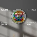 Relógio digital com mostrador colorido, exibindo hora, dia da semana, temperatura e calendário, com sombra projetada na parede.