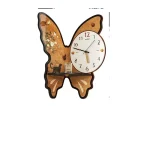 Relógio de parede com moldura em forma de borboleta, detalhes decorativos e mostrador analógico com números grandes.