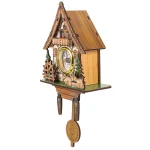 Relógio de cuco de madeira com detalhes tradicionais, árvores e animais na fachada, pendurado na parede.