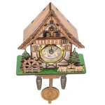 Relógio de cuco com estrutura de madeira, telhado inclinado, figuras de animais e árvores, mecanismo de ponteiro e decoração tradicional.
