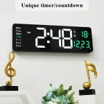 Relógio digital de grande dimensão mostra hora, data, temperatura e umidade, com detalhes em verde e branco, instalado numa parede branca.
