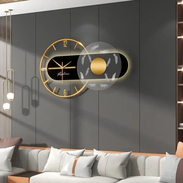 Relógio de parede com design contemporâneo, elementos de luz e detalhes dourados, instalado numa parede cinzenta em sala de estar elegante.