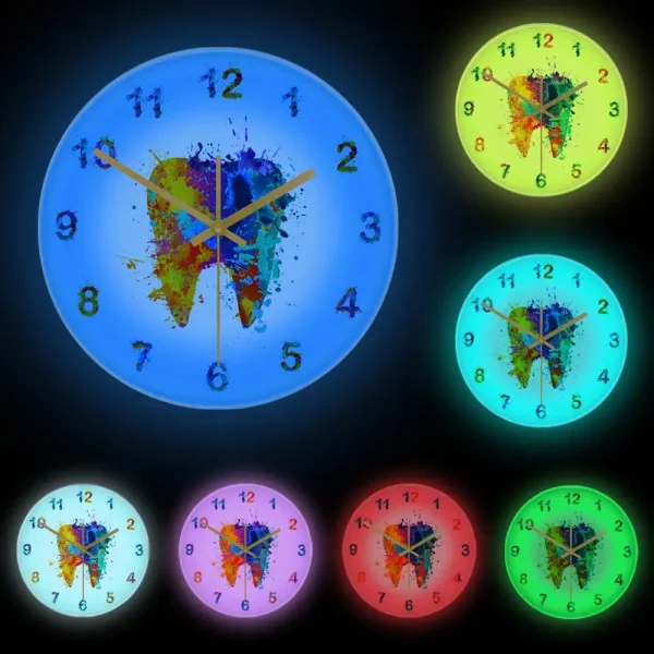 Relógio de parede com fundo escuro, mostrador colorido com tinta a escorrer, números visíveis, ponteiros dourados, efeito luminoso em diferentes cores.