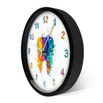 Relógio de parede com moldura preta, mostrador branco e números coloridos, com ponteiros pretos e detalhes em amarelo, azul e vermelho.