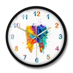 Relógio de parede com fundo branco, mostrador com tinta colorida formando uma figura abstrata, ponteiros dourados e números coloridos.