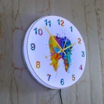 Relógio de parede com fundo branco, números coloridos e pintura abstrata em tons vibrantes no centro.