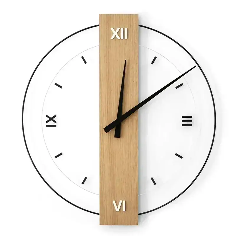 Relógio de parede com estrutura de madeira e ponteiros pretos, marcando aproximadamente 12:10, com um círculo externo e números romanos.