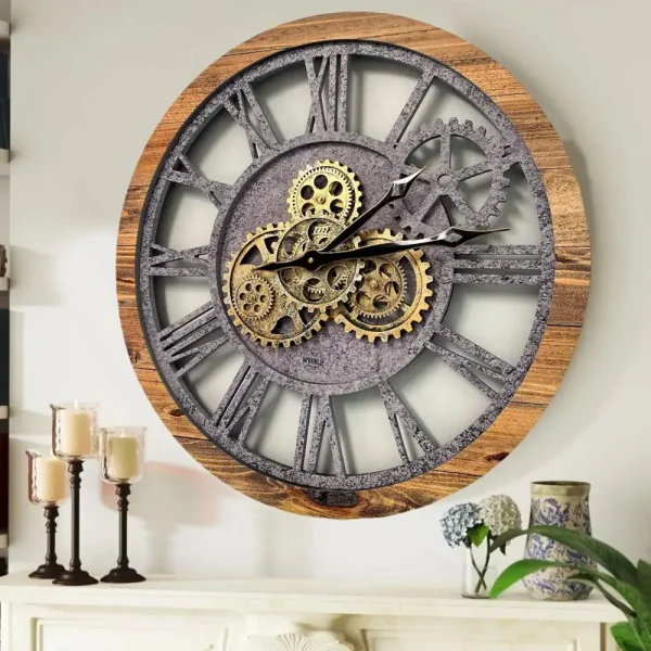 Relógio de parede com estrutura de madeira e engrenagens visíveis de metal, mostrando detalhes do mecanismo interno e ponteiros em movimento.