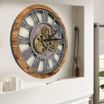 Relógio de parede grande com moldura de madeira e engrenagens visíveis de metal, estilo industrial, decorativo para sala de estar moderna.