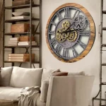 Relógio de parede grande com moldura de madeira e engrenagens visíveis de metal, decorando uma sala moderna com estantes de livros ao fundo.