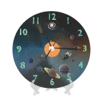 Relógio de parede com fundo de espaço, planetas e estrelas, ponteiros e números visíveis, decoração educativa de ciência.