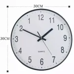 Relógio de parede com mostrador branco, números pretos e ponteiros azuis, medindo 30cm de diâmetro, com mecanismo de quartzo e design minimalista.