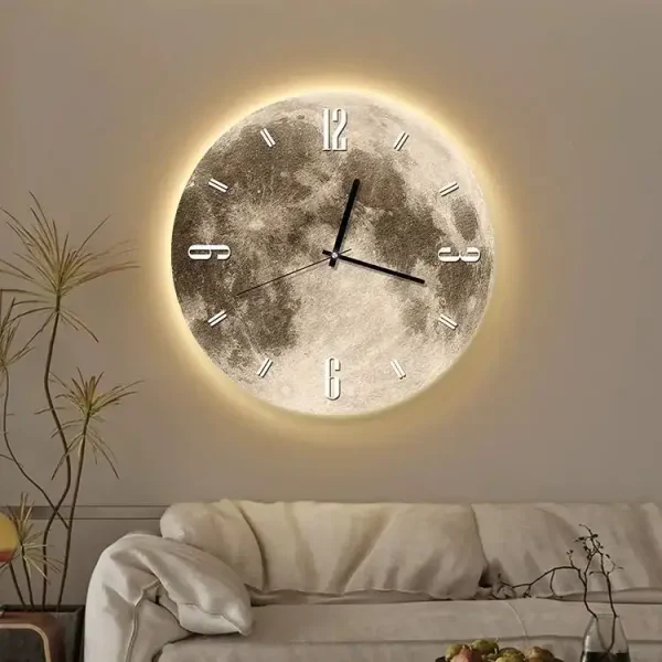 Relógio de parede com design de lua cheia iluminada, com números brancos e ponteiros pretos, em sala moderna com sofá e plantas.