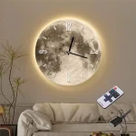 Relógio de parede com design de lua cheia iluminada, com números brancos e ponteiros pretos, decorando uma sala moderna.