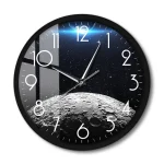 Relógio de parede com fundo de espaço estrelado e superfície lunar em destaque, ponteiros apontando para 12:05.