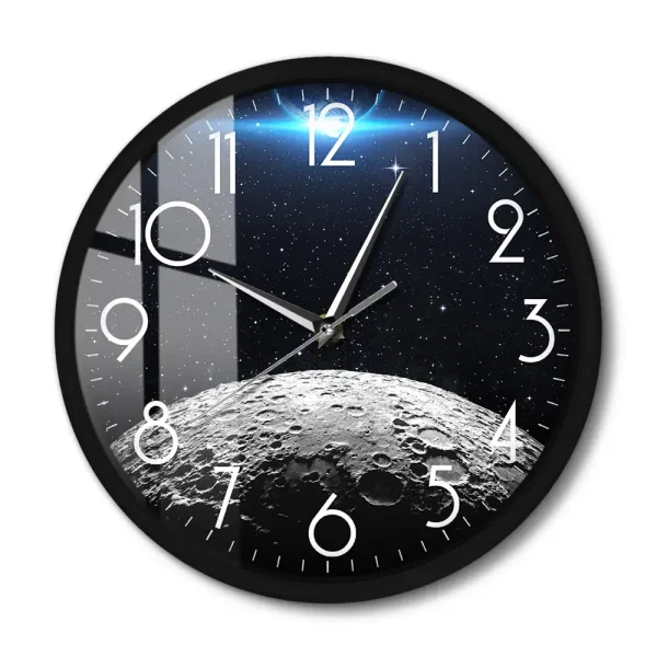 Relógio de parede com fundo de espaço estrelado e superfície lunar em destaque, ponteiros apontando para 12:05.