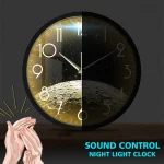 Relógio de parede com fundo lunar, divisão dia e noite, e controle de som com mãos a pressionar um botão.