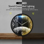 Relógio de parede com fundo que mostra a Lua, estrelas e o espaço, com iluminação controlada por som, ideal para ambientes científicos ou educativos.