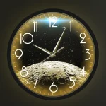 Relógio de parede com fundo de espaço, estrelas e lua, mostrando a hora 12:02.