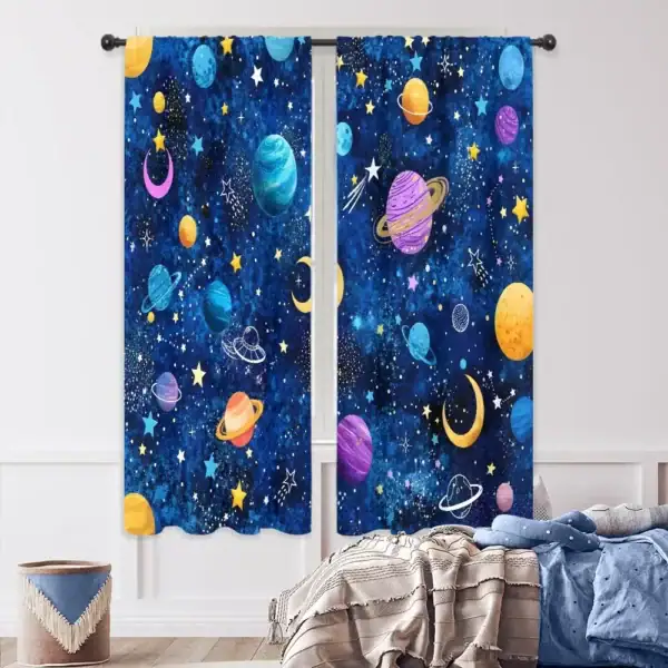 Cortinas com padrão de espaço, planetas, estrelas, luas e satélites em cores vibrantes sobre fundo azul escuro.