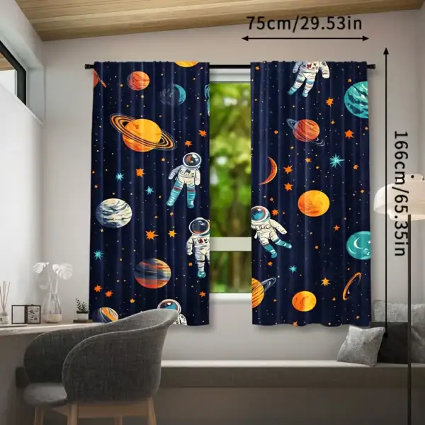 Cortinas de tecido azul escuro com desenhos de planetas, estrelas e astronautas flutuando no espaço, em uma janela de quarto infantil.