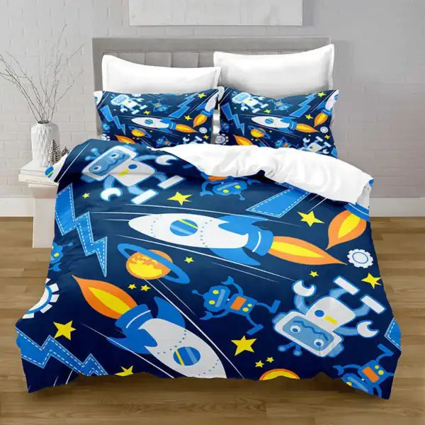 Roupa de cama com tema espacial, estrelas, foguetes e robôs, vista de cima na cama de casal com cabeceira cinzenta e paredes brancas ao fundo.