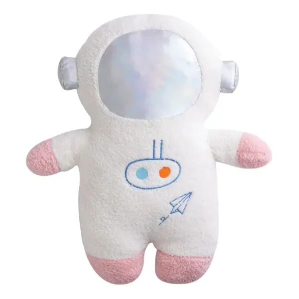 Boneco de peluche com fato de astronauta branco, visor espelhado, detalhes em rosa nas mãos e pés, e desenho de robô e foguete na barriga.