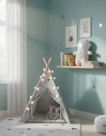 Tenda de tecido cinzenta com luzes LED, decorada com estrelas douradas, com dois peluches dentro, numa parede azul com prateleira de livros e decoração de animais.