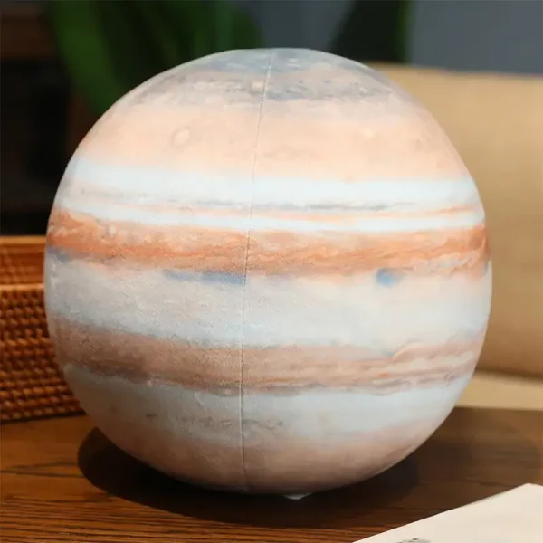 Esfera decorativa que representa o planeta Júpiter com faixas de cores marrons, brancas e azuis, mostrando detalhes das suas faixas atmosféricas.