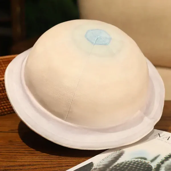 Capacete de astronauta feito em papel machê com detalhes em azul claro na parte superior, colocado numa mesa de madeira.