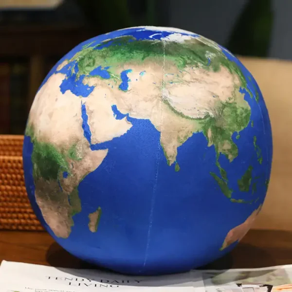 Globo terrestre de plástico com detalhes de continentes e oceanos, colocado sobre uma mesa de madeira, usado para fins educativos.