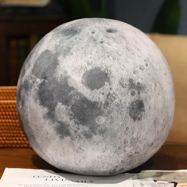 Lâmpada de plasma com forma de lua, detalhes da superfície lunar visíveis, colocada sobre uma mesa de madeira, com fundo desfocado.