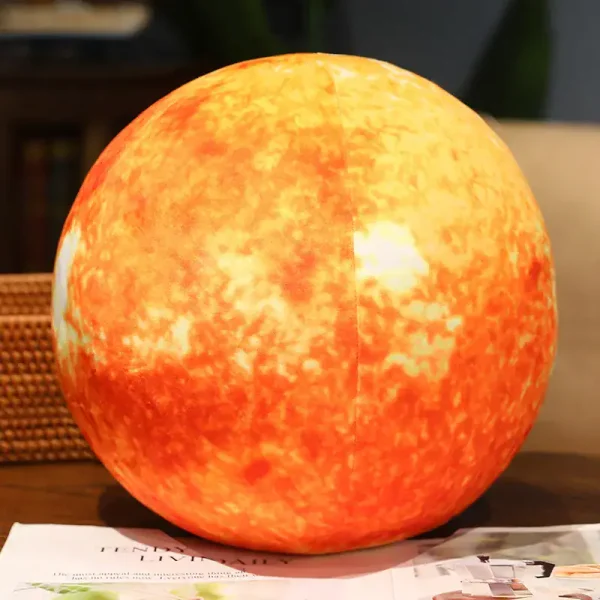 Lâmpada de plasma com superfície brilhante e cores quentes, colocada sobre uma mesa de madeira, com fundo desfocado de ambiente interior.