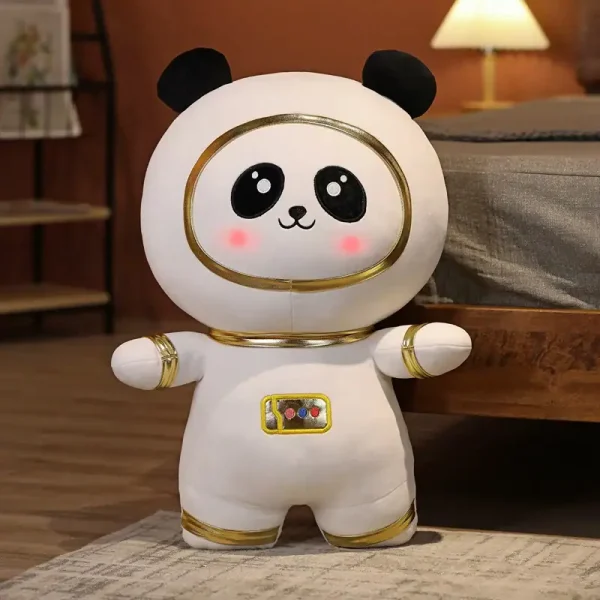 Boneco de panda com traje de astronauta branco com detalhes dourados, olhos grandes e expressivos, em ambiente de sala com móveis de madeira e iluminação quente.