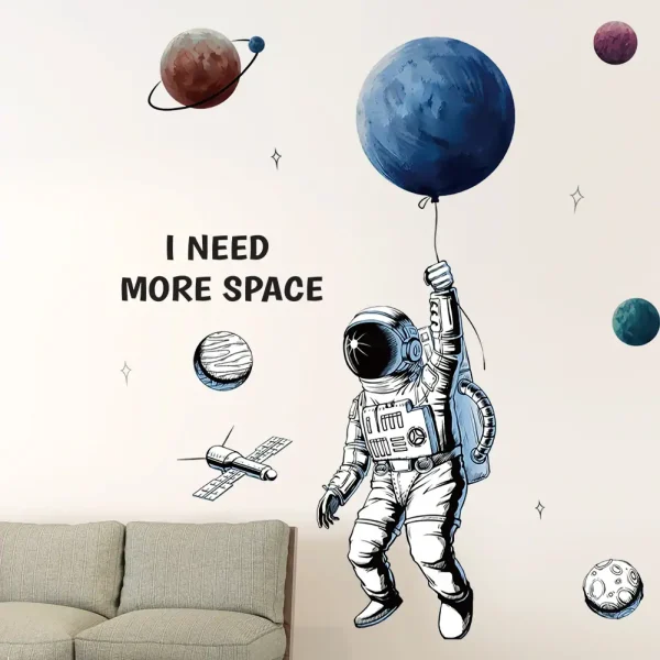 Ilustração de astronauta a segurar um planeta azul, rodeado por outros corpos celestes e satélites, com a frase "I NEED MORE SPACE" ao lado.