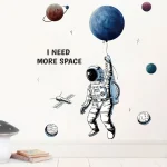 Ilustração de astronauta a segurar balão com planetas e estrelas ao fundo, com a frase 'I NEED MORE SPACE'.