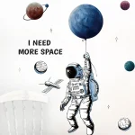Ilustração de astronauta a segurar um planeta com balão, rodeado por outros planetas e estrelas, com texto 'I NEED MORE SPACE'.