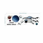 Decoração de espaço com astronauta, planetas e satélites, incluindo a frase "I NEED MORE SPACE" em fundo branco.