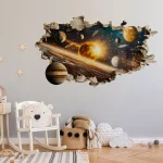 Decoração de parede com efeito de buraco que revela o espaço com planetas e estrelas, em uma sala infantil com móveis brancos e elementos decorativos de nuvem e estrelas.