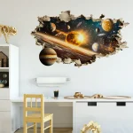 Decoração de parede com mural de espaço, planetas e estrelas, em sala de criança com móveis brancos e detalhes em madeira.