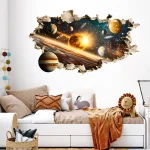 Adesivo de parede com imagens de planetas, estrelas e uma explosão solar, simulando uma cena do espaço em uma parede de quarto infantil.