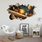 Decoração de parede com ilustração de planetas, estrelas e galáxias em um espaço que simula uma janela para o universo.