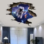 Ilustração de um astronauta flutuando no espaço com planetas e estrelas, parecendo sair do teto de uma sala moderna.