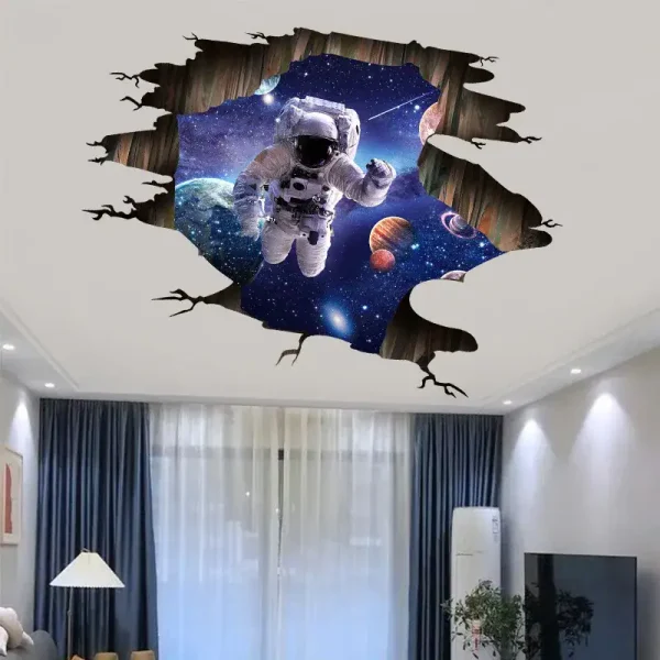 Ilustração de um astronauta flutuando no espaço com planetas e estrelas, parecendo sair do teto de uma sala moderna.