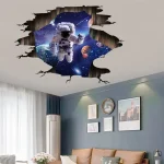 Ilustração de astronauta flutuando no espaço, vista do interior de um quarto com teto decorado com tema espacial, incluindo planetas e estrelas.