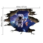 Adesivo de parede com astronauta flutuando no espaço, planetas e estrelas, simula uma fuga do papel de parede.