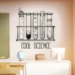 Ilustração de cinco tubos de ensaio com líquidos e bolhas, com a frase 'Cool Science' abaixo, numa parede de sala de aula ou laboratório.