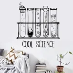 Ilustração de cinco frascos de laboratório com líquidos e bolhas, com a frase 'Cool Science' na parede, decorando uma sala de estudo ou laboratório.