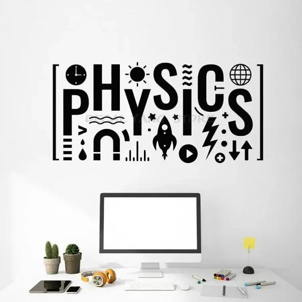 Decoração de parede com letras e símbolos relacionados com física, incluindo foguete, átomo, e ondas, em preto sobre parede branca.